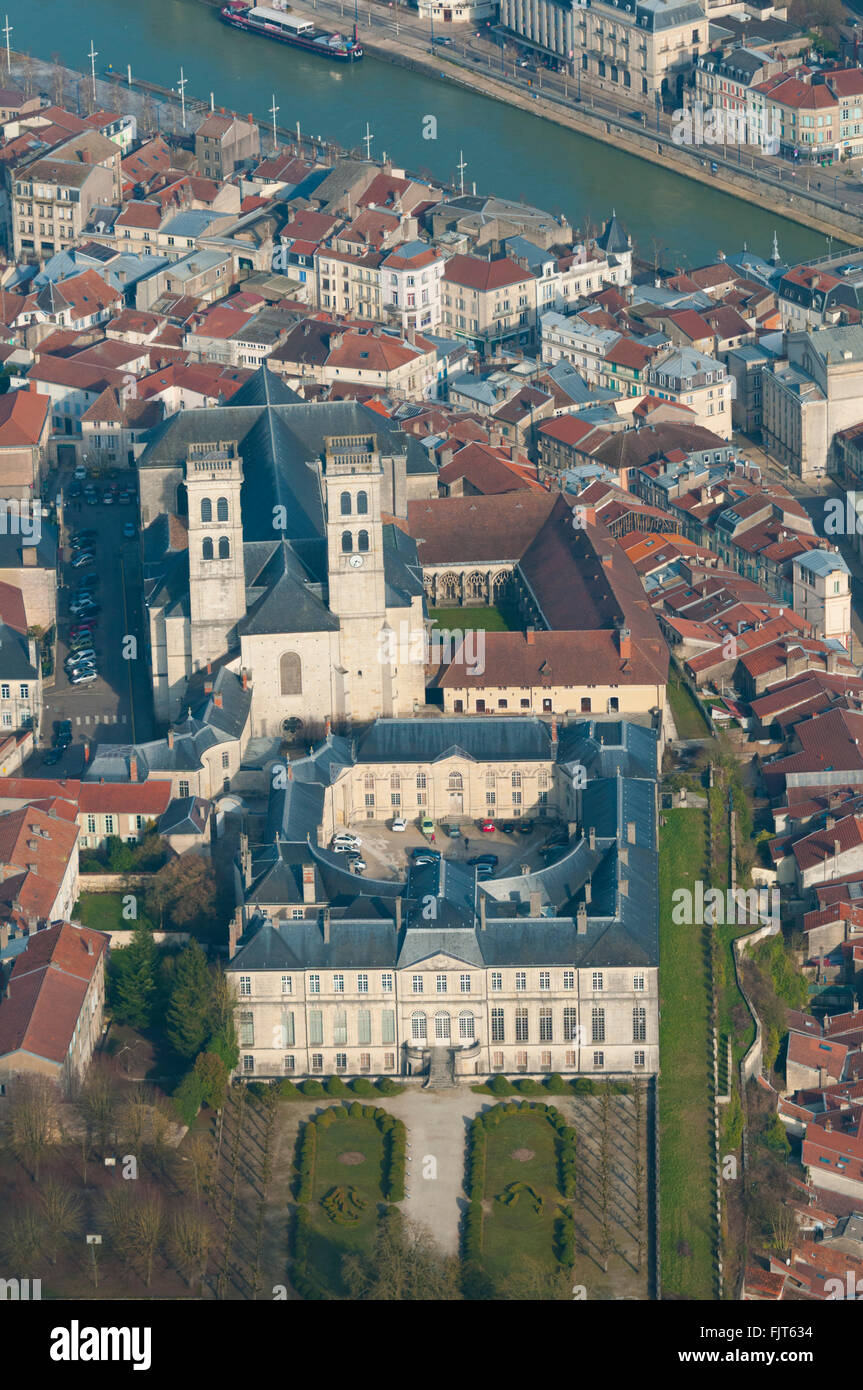Meuse (55), ville de Verdun, Palais episcopale abritant le Centre mondial de la paix et cathédrale Notre Dame de Verdun (vue aer Banque D'Images