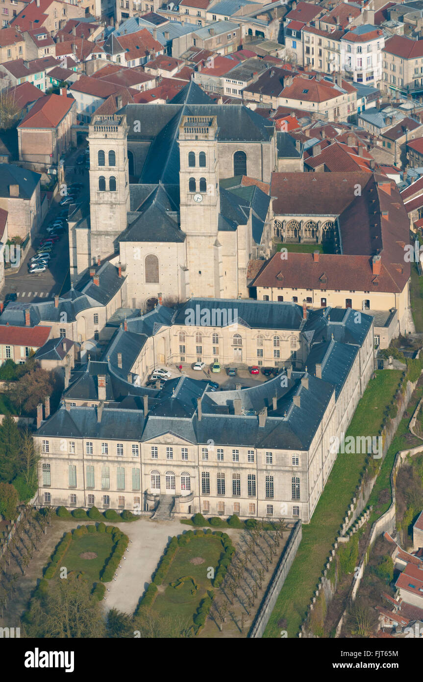 Meuse (55), ville de Verdun, Palais episcopale abritant le Centre mondial de la paix et cathédrale Notre Dame de Verdun (vue aer Banque D'Images