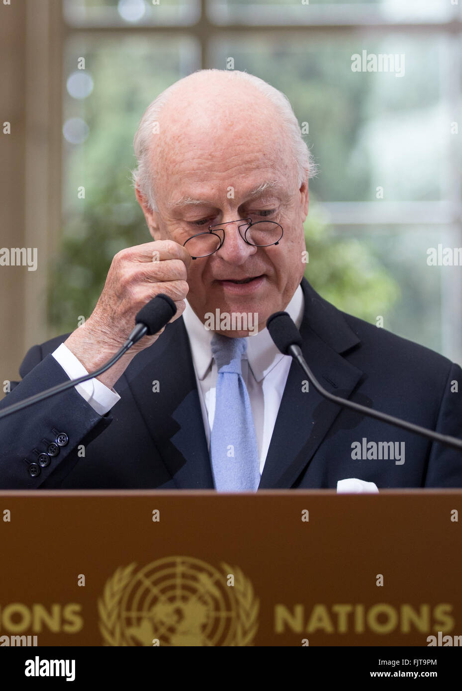 (160303) -- Genève, 3 mars 2016 (Xinhua) -- l'Envoyé spécial des Nations Unies pour la Syrie Staffan de Mistura traite d'une conférence de presse à Genève, Suisse, le 3 mars 2016. L'Envoyé spécial des Nations Unies pour la Syrie Staffan de Mistura a dit jeudi qu'en dépit d'un certain nombre de violations, d'une trêve mis en œuvre il y a six jours, est largement respecté dans ce pays déchiré par la guerre. (Xinhua/Xu Jinquan) Banque D'Images