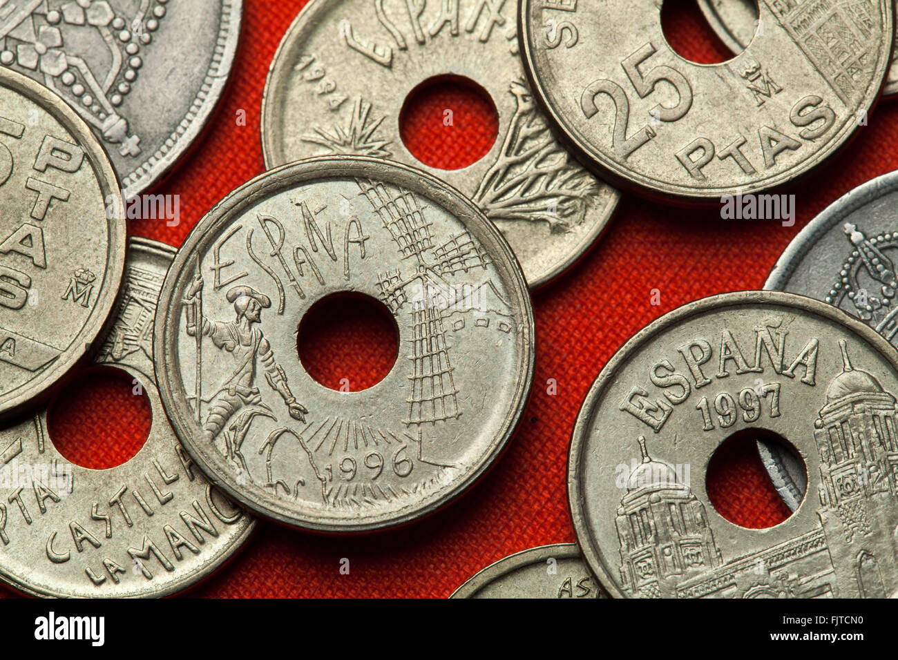 Coins de l'Espagne. Don Quichotte et le moulin représentée dans le coin de la peseta espagnole 25 (1996) dédié à Castille la Manche. Banque D'Images