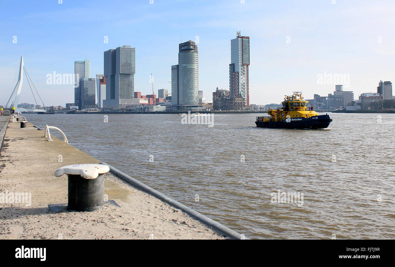 Célèbre d'horizon de Rotterdam. Le pont Erasmus, Rotterdam (Maastoren, de Koolhaas, 2013), centre Port de Montevideo et gratte-ciel Banque D'Images