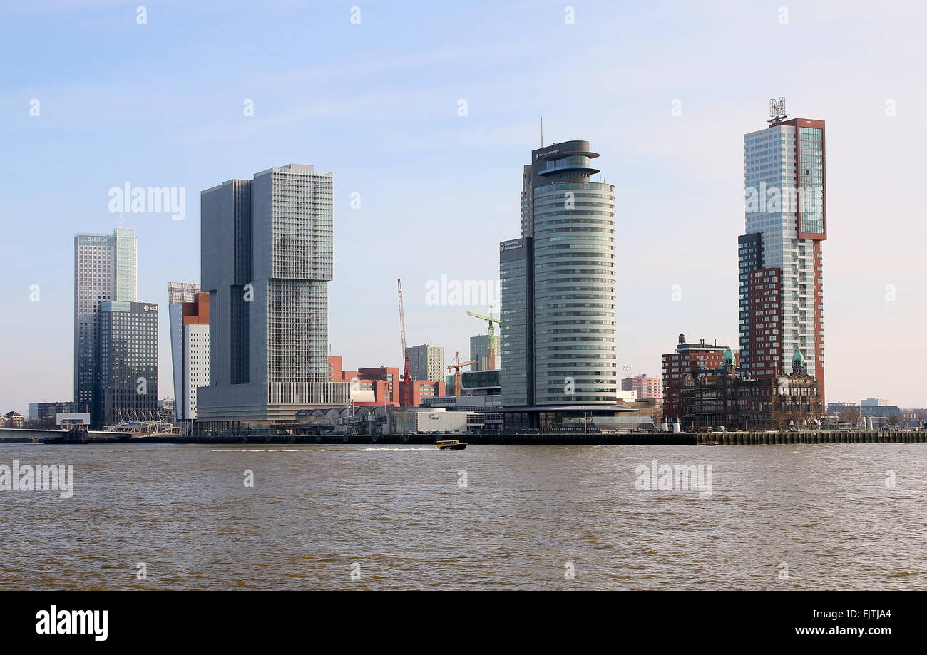 Célèbre d'horizon de Rotterdam. Maastoren (Deloitte), l'AC, de Rotterdam, Port mondial centre & Montevideo gratte-ciel  + Hotel New York Banque D'Images