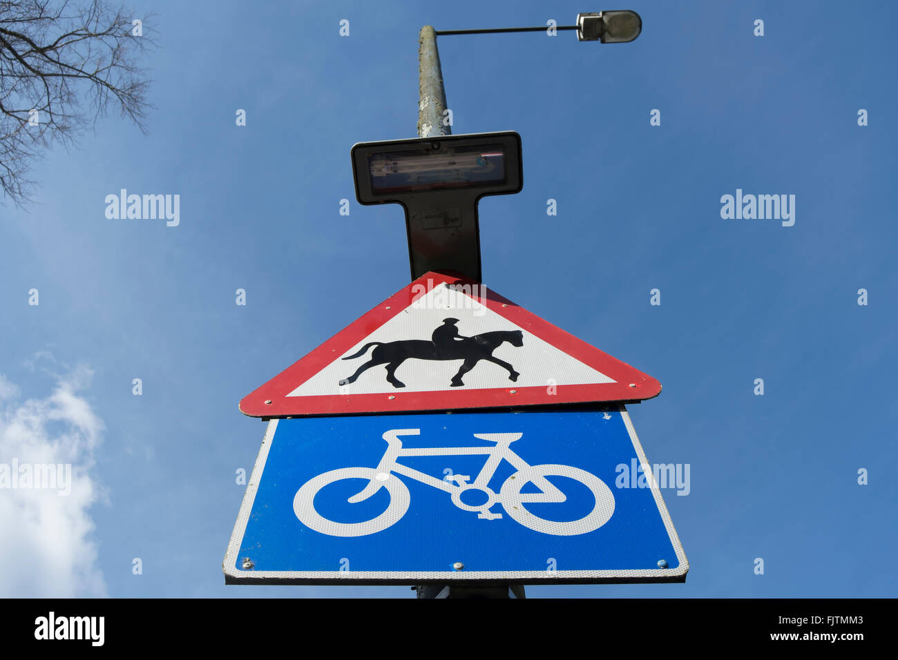La signalisation routière indiquant une randonnée à vélo et les conducteurs d'avertissement de la présence de cavaliers Banque D'Images