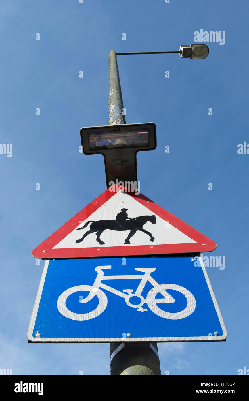 La signalisation routière indiquant une randonnée à vélo et les conducteurs d'avertissement de la présence de cavaliers Banque D'Images