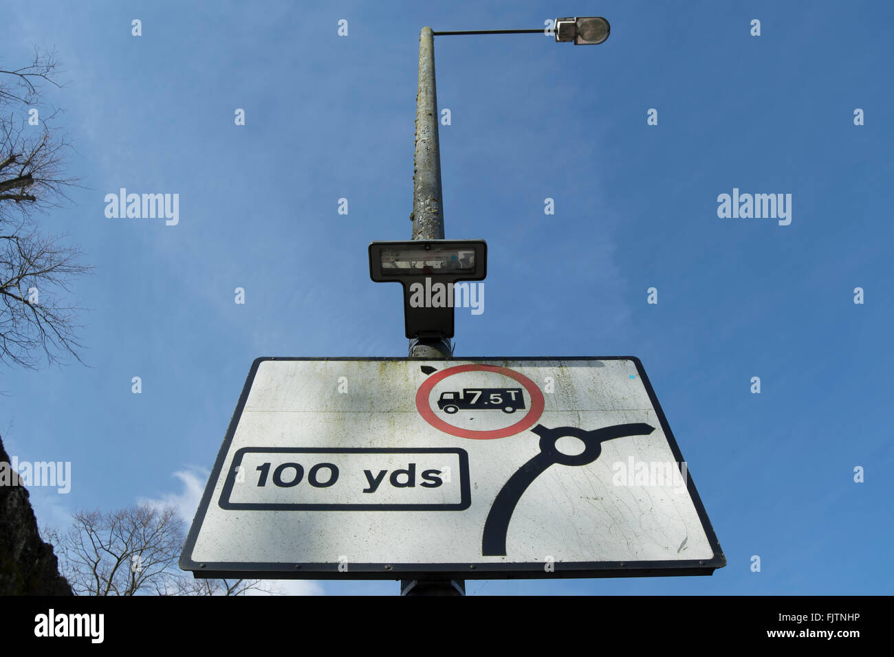La signalisation routière indiquant une jonction 100 yards devant et une route secondaire avec une restriction de poids 7,5 tonnes Banque D'Images