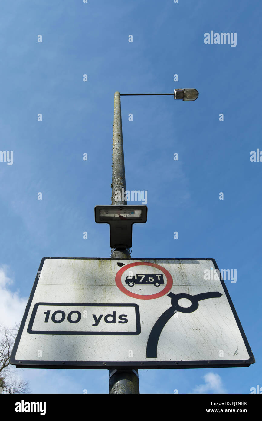 La signalisation routière indiquant une jonction 100 yards devant et une route secondaire avec une restriction de poids 7,5 tonnes Banque D'Images