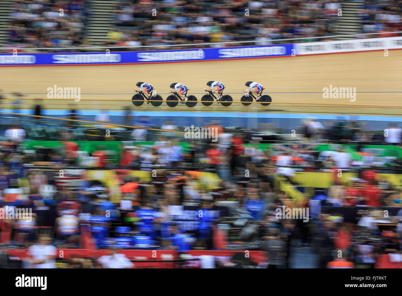 Londres, Royaume-Uni, le 3 mars 2016. 2016 UCI Cyclisme sur Piste Championnats du monde. Grande-bretagne Laura Kenny (Laura Trott), Elinor Barker, Ciara Horne et Jo Rowsell Shand seulement la cinquième place dans la qualification pour l'équipe féminine de l'exercice. Le résultat signifie que le mieux qu'on peut maintenant rechercher est une médaille de bronze. Credit : Clive Jones/Alamy Live News Banque D'Images