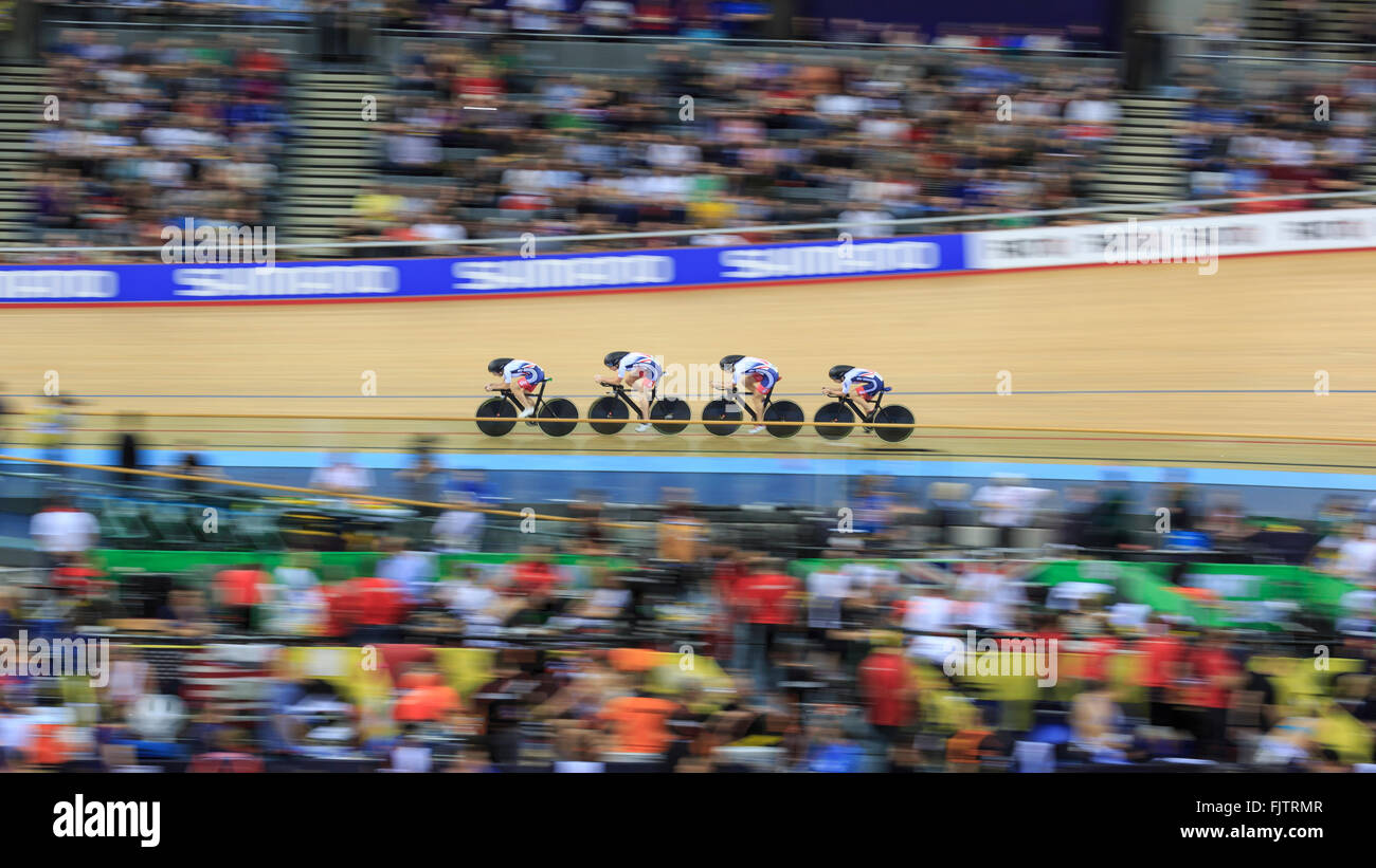 Londres, Royaume-Uni, le 3 mars 2016. 2016 UCI Cyclisme sur Piste Championnats du monde. Grande-bretagne Laura Kenny (Laura Trott), Elinor Barker, Ciara Horne et Jo Rowsell Shand seulement la cinquième place dans la qualification pour l'équipe féminine de l'exercice. Le résultat signifie que le mieux qu'on peut maintenant rechercher est une médaille de bronze. Credit : Clive Jones/Alamy Live News Banque D'Images