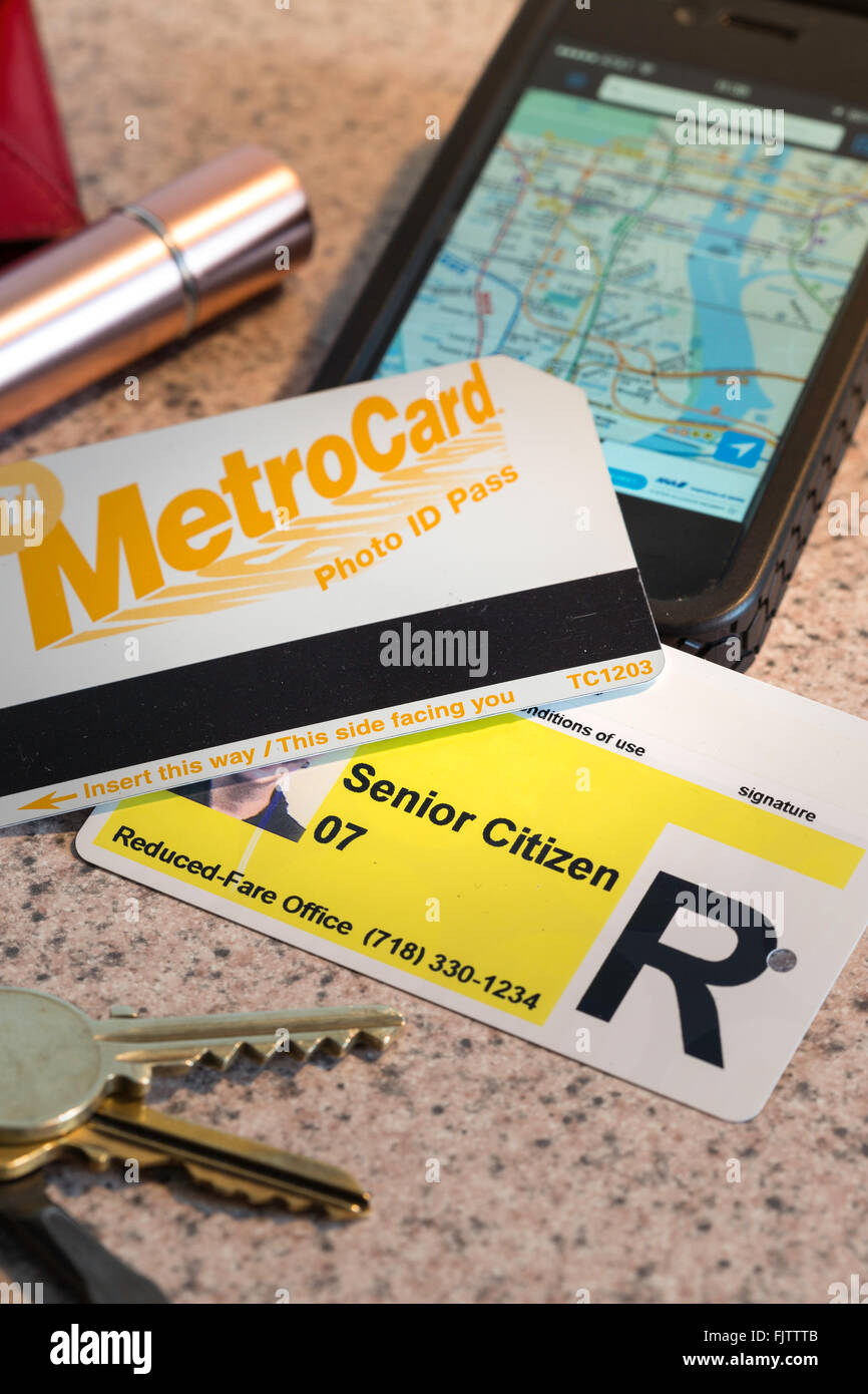 Senior Citizen Metrocard à tarif réduit et l'iPhone avec plan de métro App, NYC, USA Banque D'Images