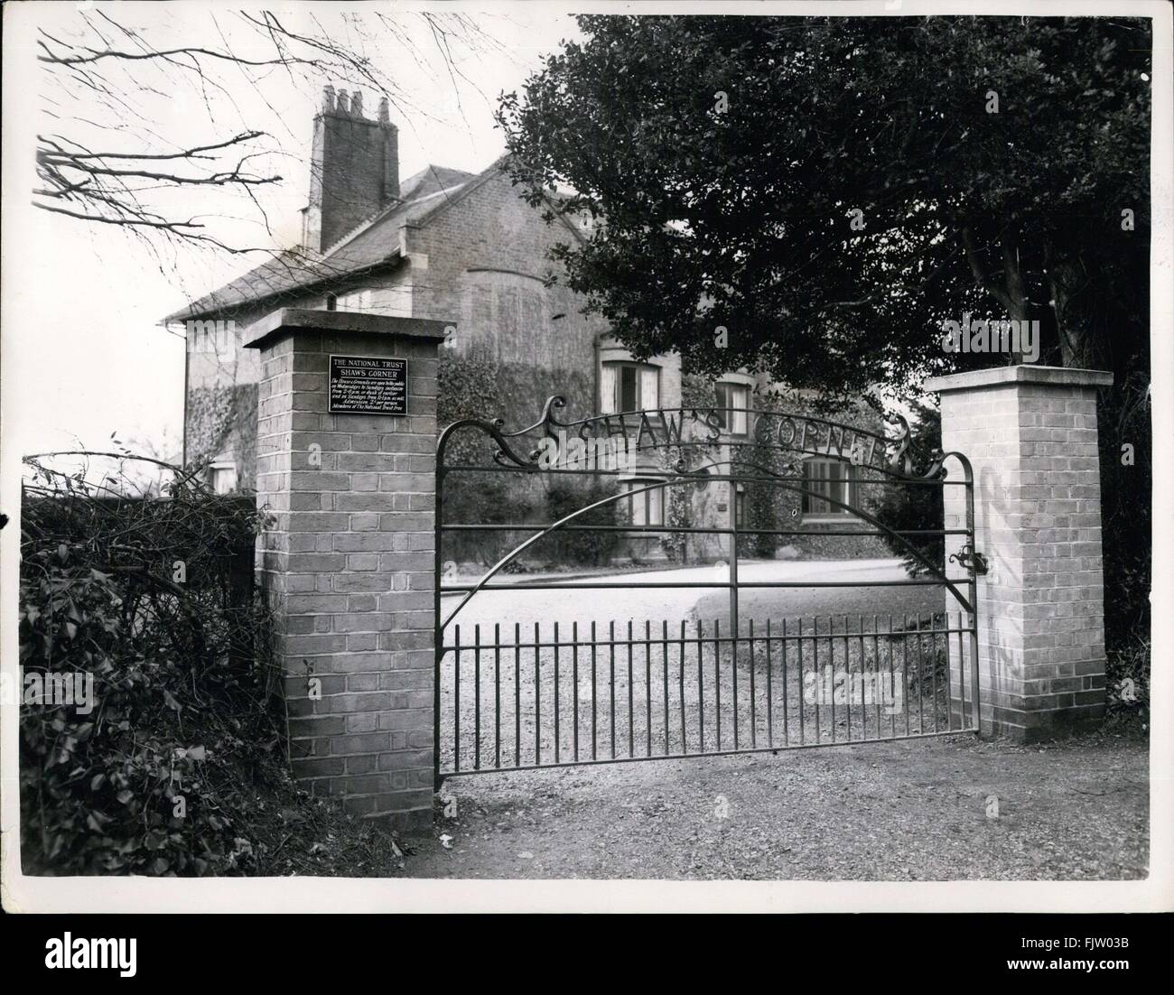 1949 - dramaturge George Bernard Shaw Premières images d'être prises à l'intérieur de Shaw's corner.Maison à Ayot Saint Lawrence à être ouvert au public. Le National Trust annoncent que les auront leur première occasion de voir George Bernard ''SHAW'' du ''shaw's Gorner'' à Ayot Saint Lawrence - lorsqu'il est ouvert au public du 18 mars.. .C'est une admission de la première photo à avoir été prises à l'intérieur de l'accueil de la célèbre pièce droite. La photo montre la vue de l'entrée de SHAW'S Gorner montrant la fameuse porte. © Keystone Photos USA/ZUMAPRESS.com/Alamy Live News Banque D'Images