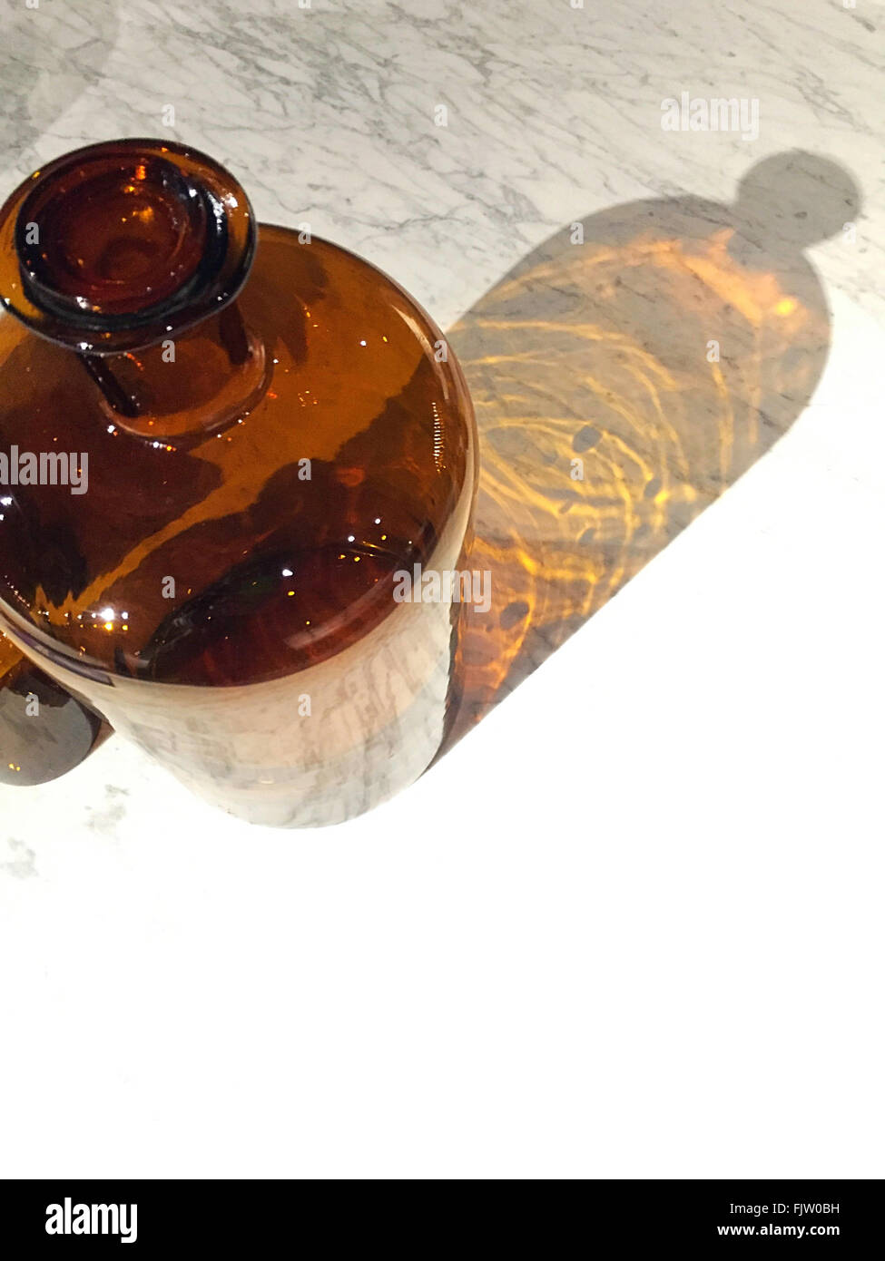 Bouteille en verre vide et son ombre Photo Stock - Alamy