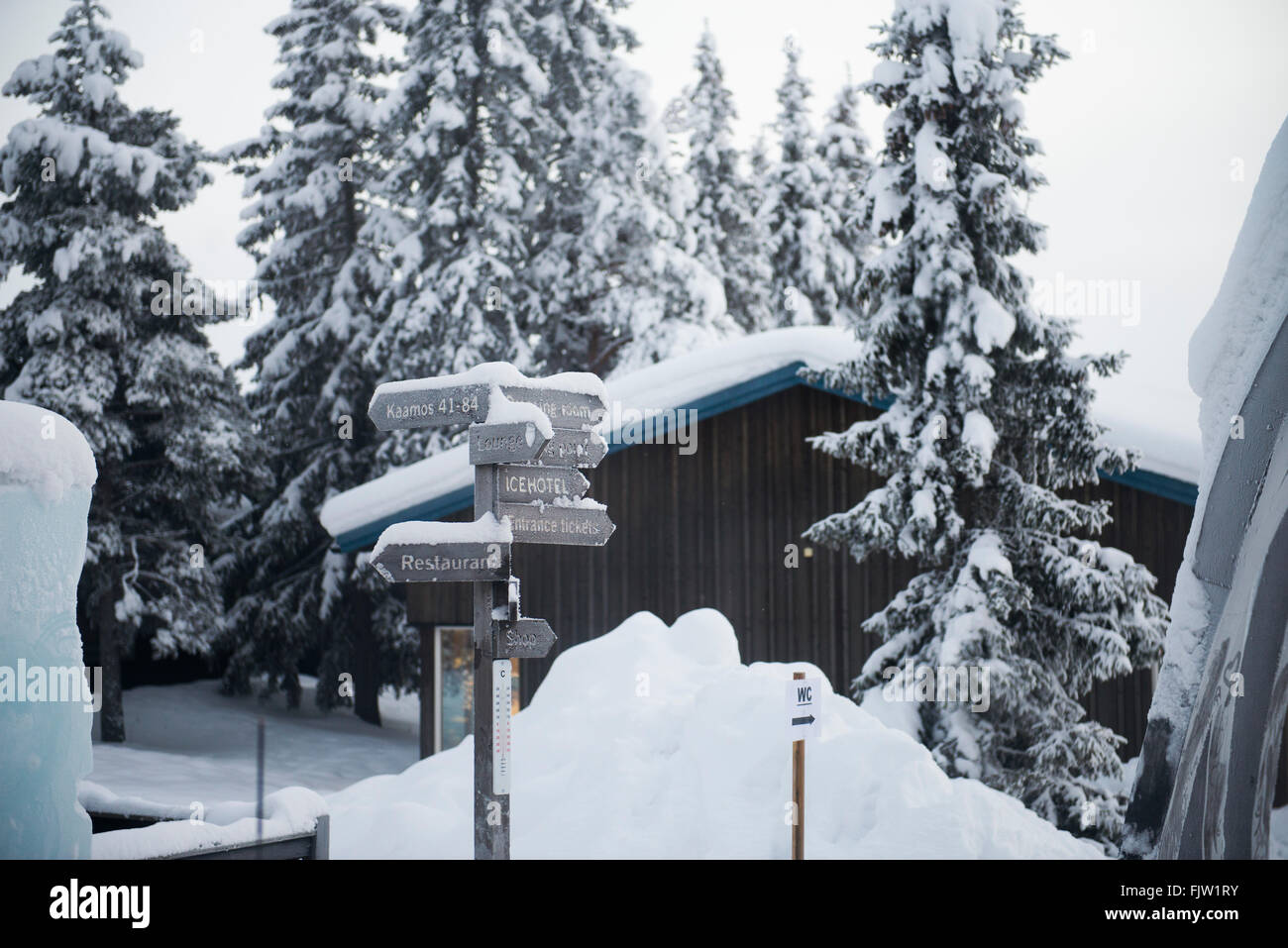 Hôtel de glace en Suède entrée panneau en bois avec la neige. Banque D'Images