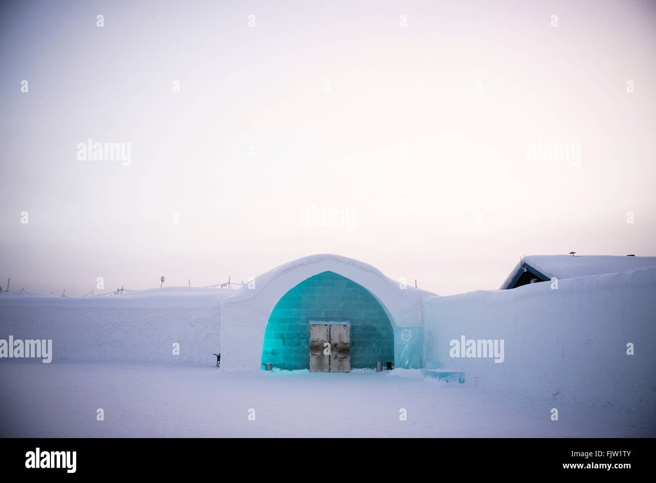 Entrée principale de l'Hôtel de Glace, la Suède avec les blocs de glace Blue backlit. jukkasjarvi Banque D'Images