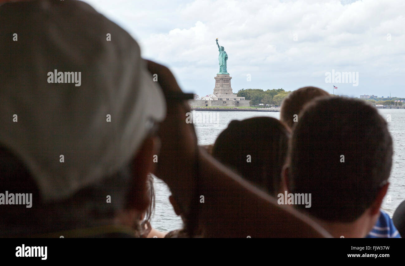 Les gens prennent des photos de la Statue de la liberté du ferry de Staten Island à New York. Banque D'Images