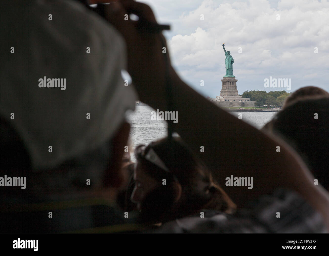 Les gens prennent des photos de la Statue de la liberté du ferry de Staten Island à New York. Banque D'Images