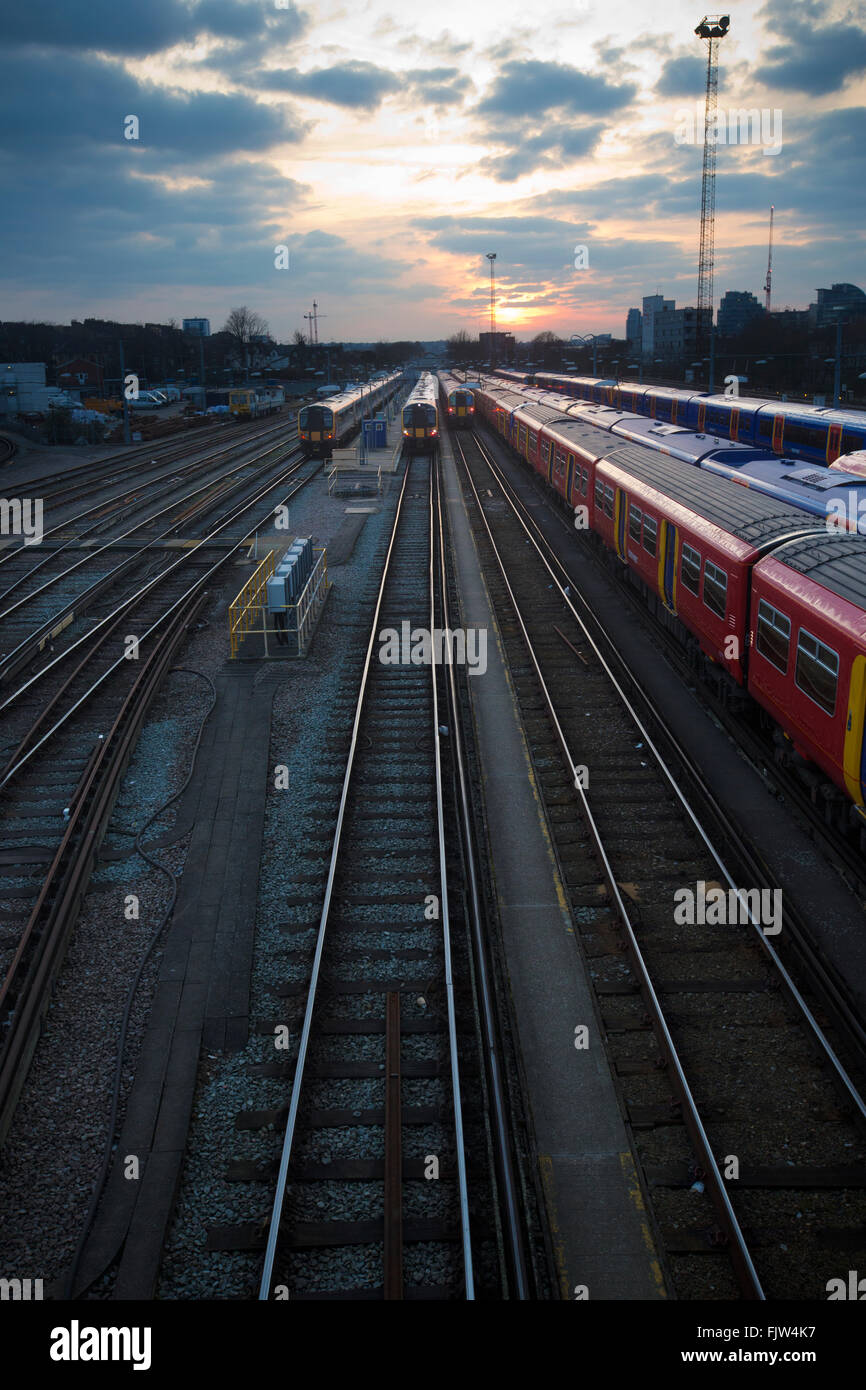 Twilight à Clapham Junction, un des quartiers les plus achalandés stations de correspondance, au sud-ouest de Londres, Angleterre, RU Banque D'Images