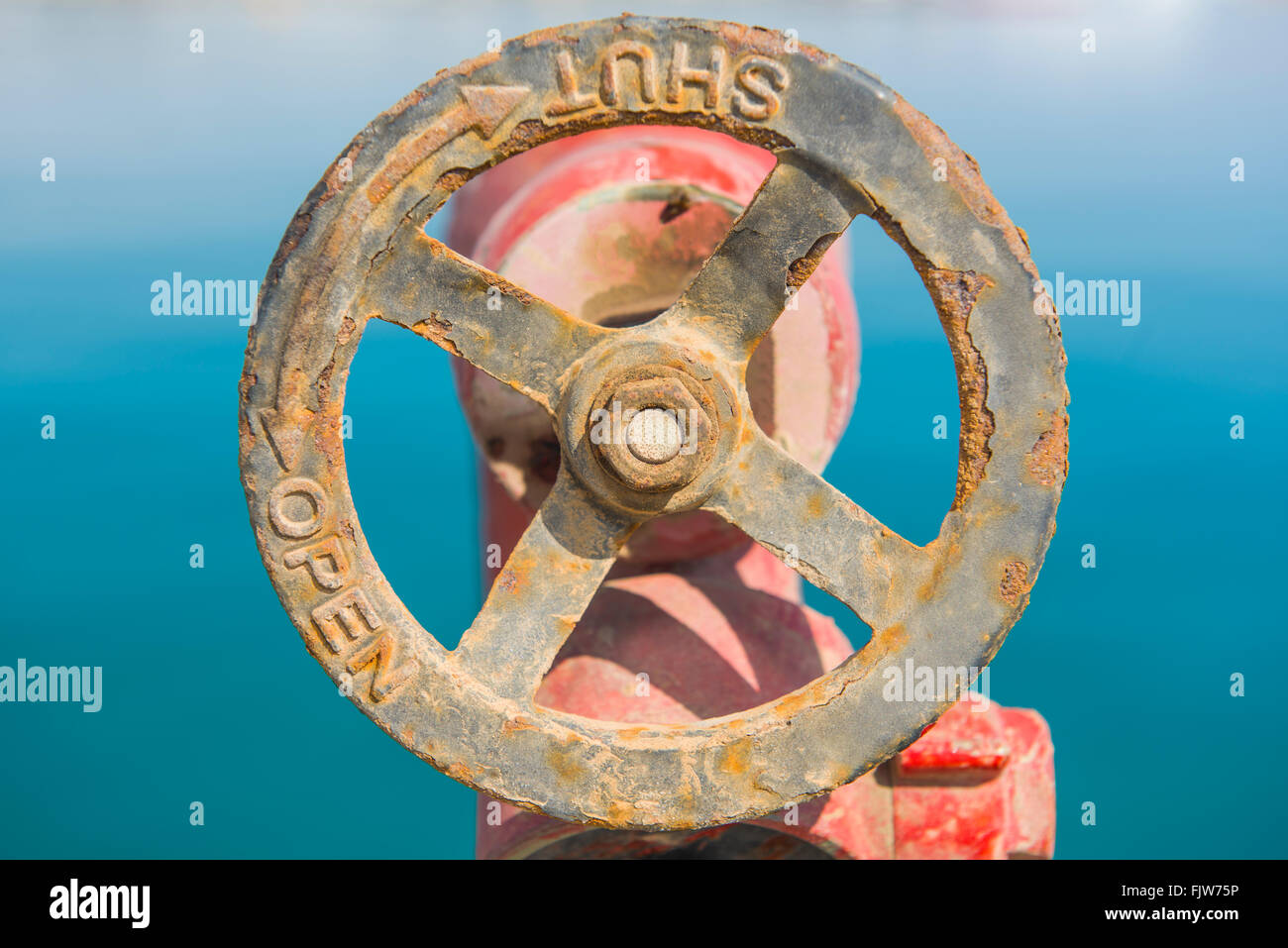 Old rusty valve roue circulaire sur une ligne de conduite d'eau Banque D'Images