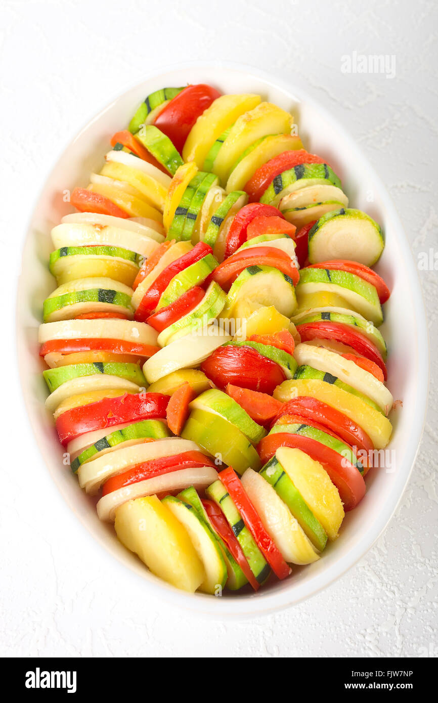 Tranches de courgettes, tomates et pommes de terre en casserole. Banque D'Images