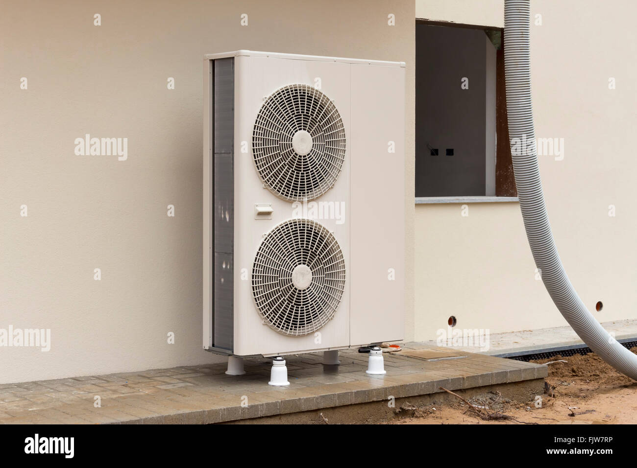 Pompe à chaleur air - eau pour le chauffage d'une maison résidentielle Banque D'Images