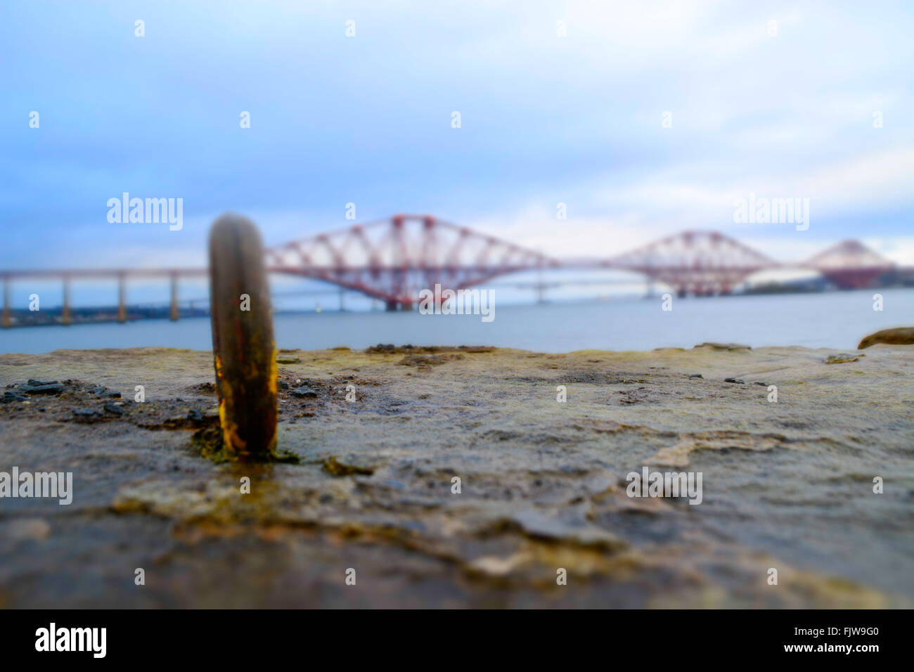 Photographie de la Forth Rail Bridge prises à partir du sol dans un arrière-plan flou, Edimbourg - Ecosse Banque D'Images