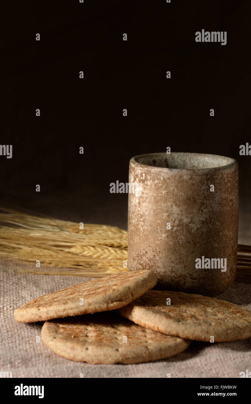 Symboles de la communion : coupe de vin, de blé et de pain sur table cloth Banque D'Images