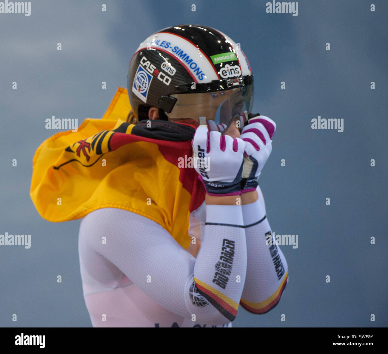 3e mars 2016, Lee Valley VeloPark, Queen Elizabeth Olympic Park, Londres, Angleterre. Kristina Vogel [GER] fête son championnat du monde dans le keirin femmes finales. Stephen Bartholomew/Stephen Bartholomew Photography Banque D'Images