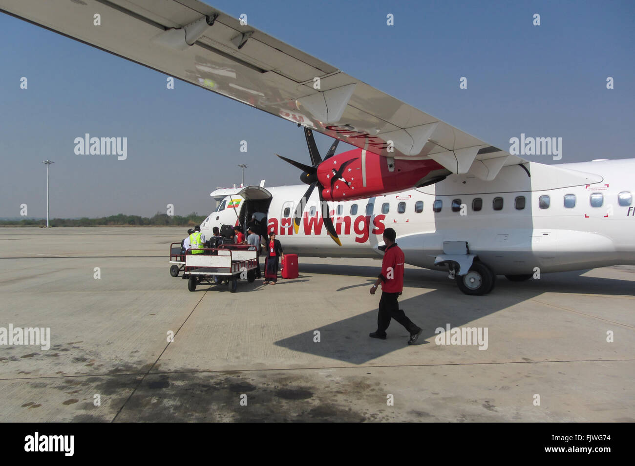 Asian Wings Airways avion ATR 72-500 en cours de préparation pour le départ. L'Aéroport International de Mandalay, Mandalay, Myanmar (Birmanie). Banque D'Images