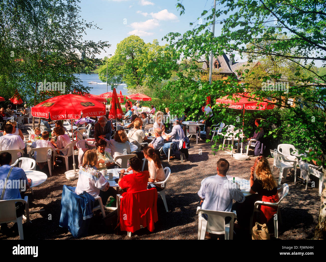 Les familles et les visiteurs au café de l'alimentation et l'été partage Amadeus conversation dans la ville pittoresque de Djurgarden parc de Djurgården à Stockholm Banque D'Images
