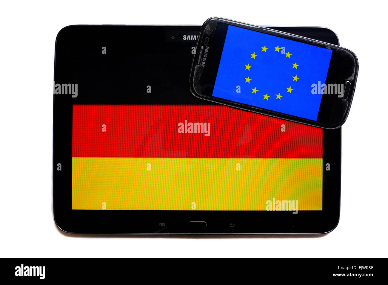 Le pavillon de l'Allemagne s'affiche sur un écran de tablette avec le drapeau de l'UE sur un smartphone photographié sur un fond blanc. Banque D'Images