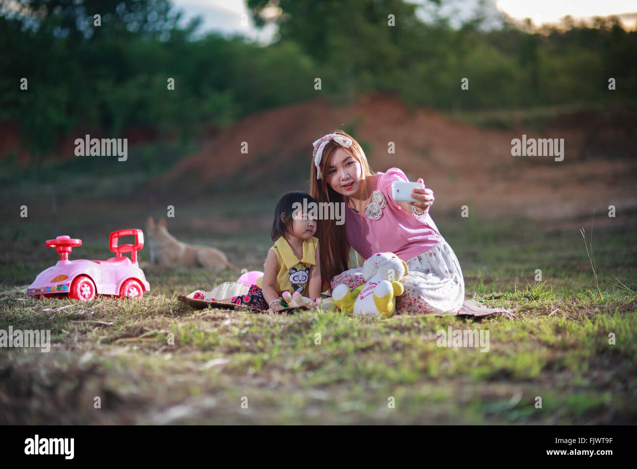 Mère, reading book pour enfant fille. Banque D'Images