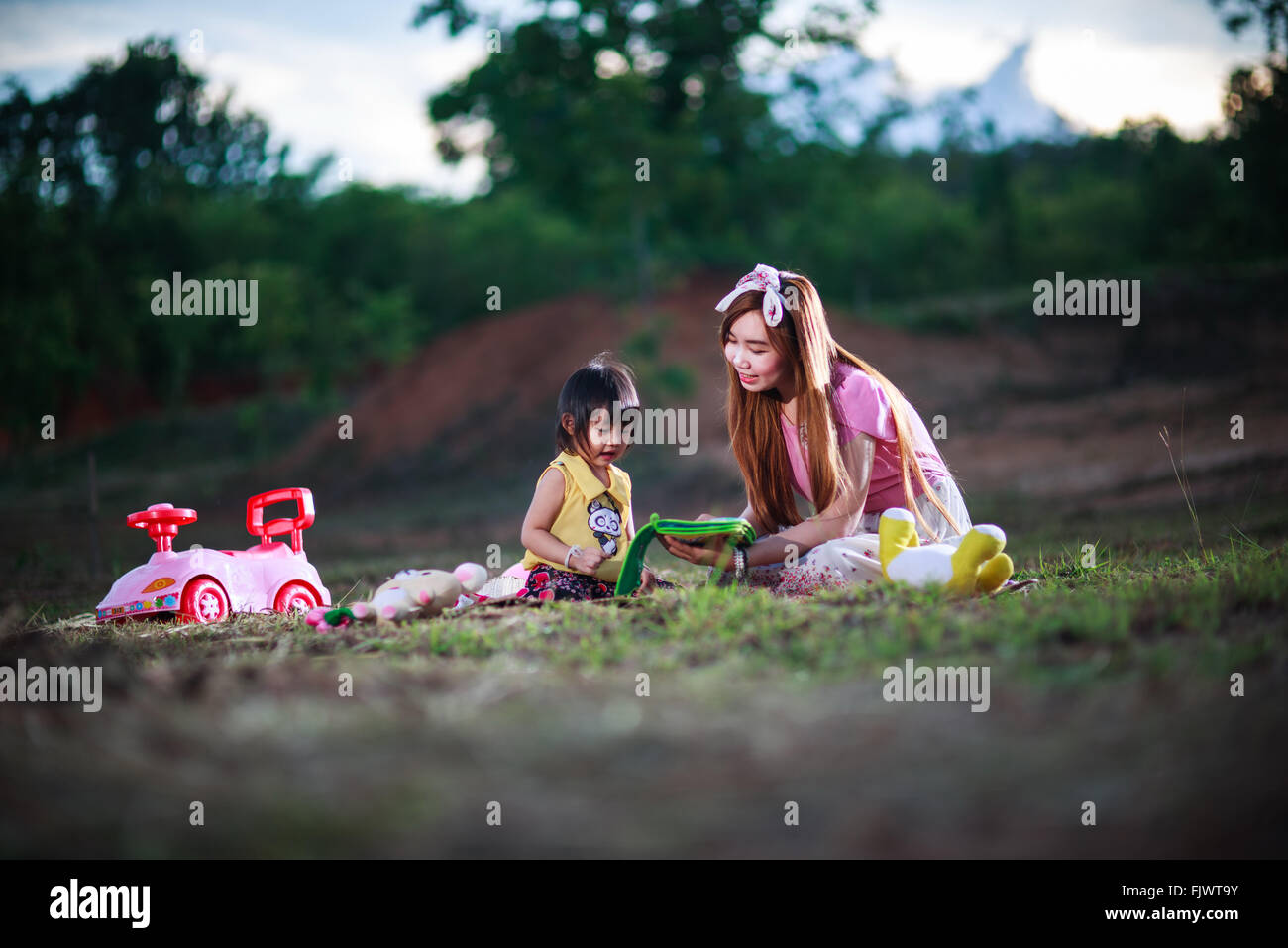 Mère, reading book pour enfant fille. Banque D'Images