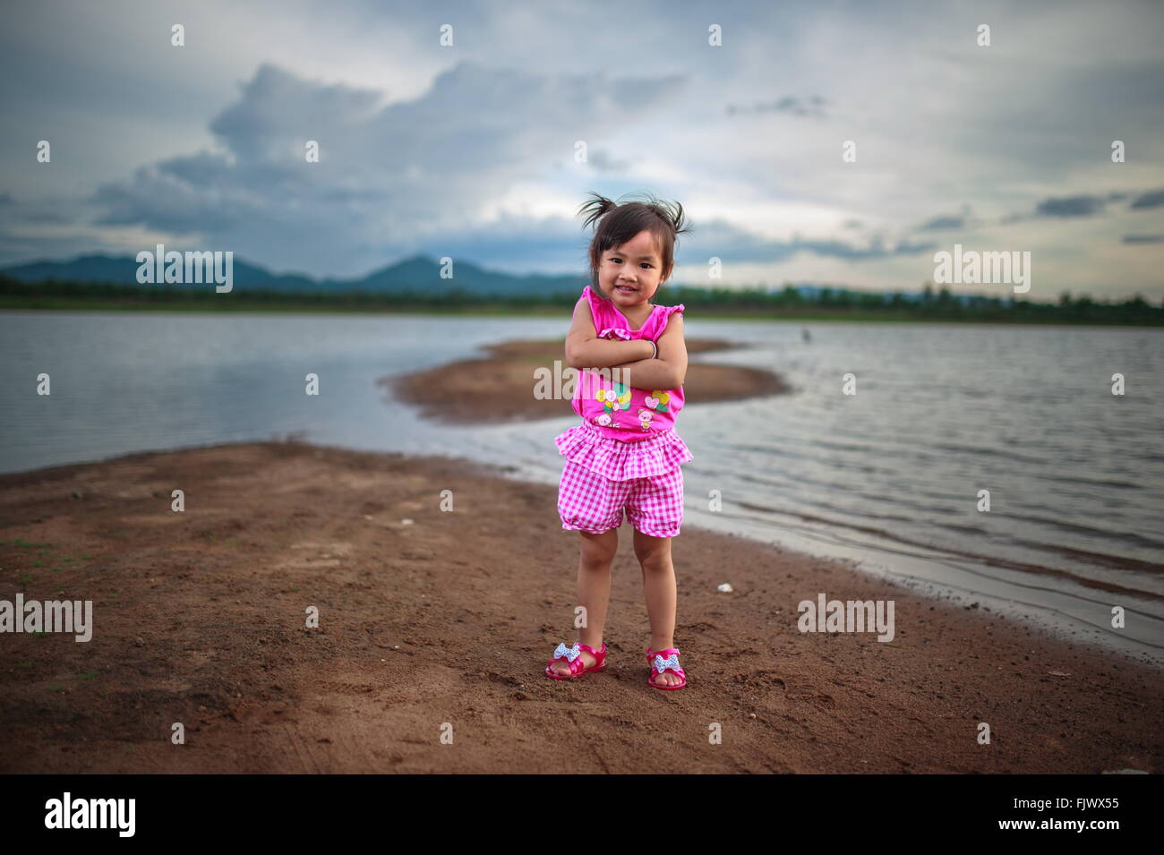 Cute little girl playing at le magnifique lac Banque D'Images