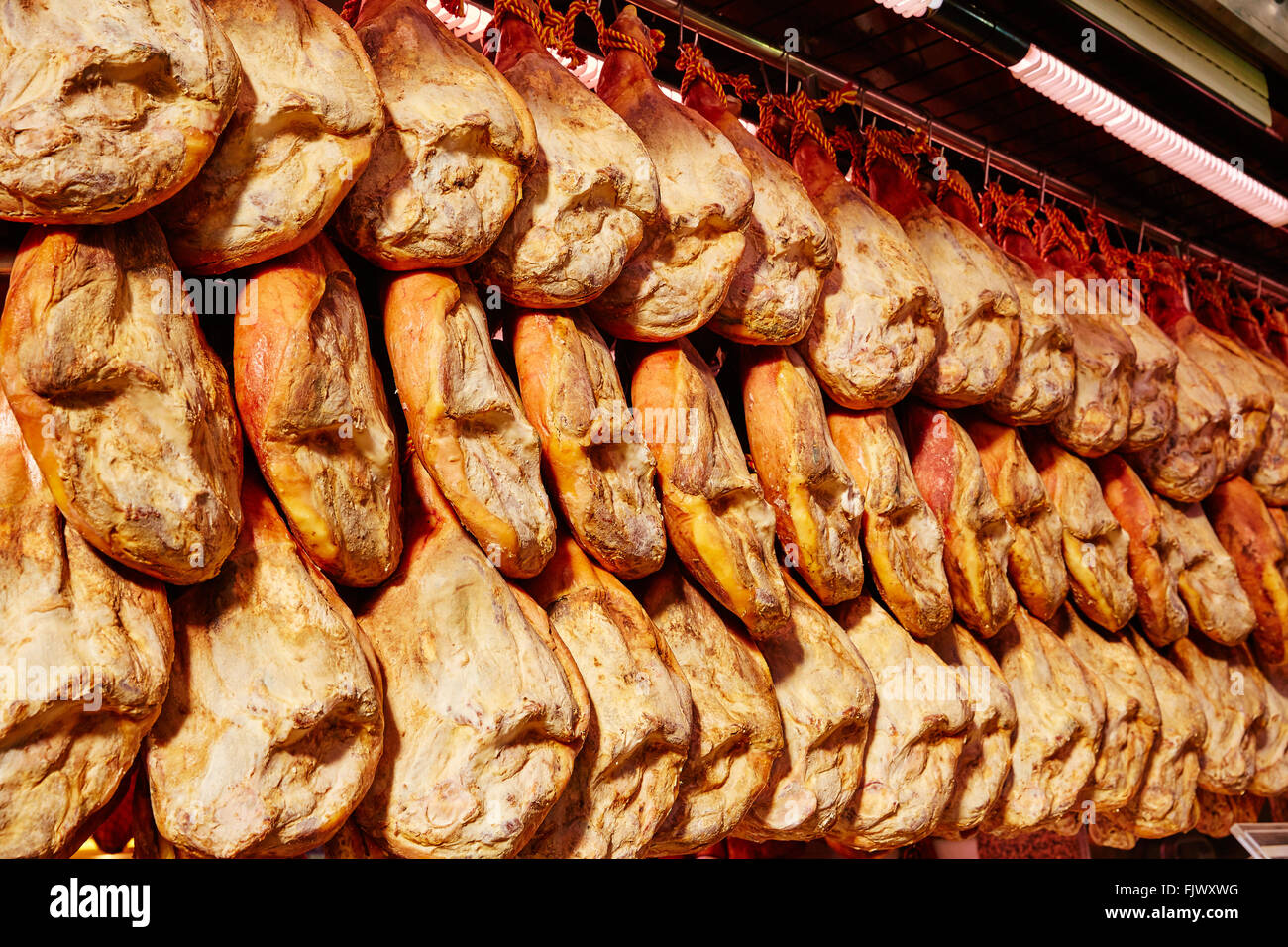 Jamon serrano jambon d'Espagne ensemble dans une rangée Iberico Banque D'Images