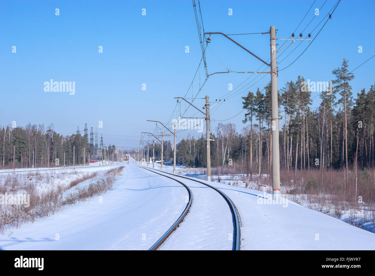 Ligne de chemin de fer électrifiée au moment de l'hiver. Banque D'Images