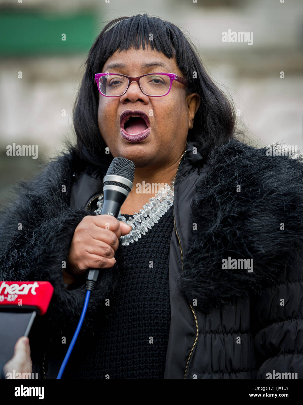 Diane Abbott MP parle lors d'une manifestation anti-fasciste en tant que groupes anti-immigration y compris le Front National (FN) et l'English Defence League (EDL) protester à Douvres. Avec : Diane Abbott MP Où : Dover, Royaume-Uni : 01 févr. 2016 Lorsque Banque D'Images