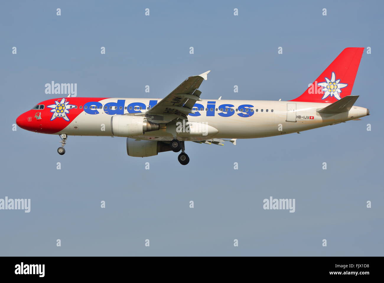 Edelweiss Air Airbus A320-200 HB-IJV l'atterrissage à Heathrow Banque D'Images