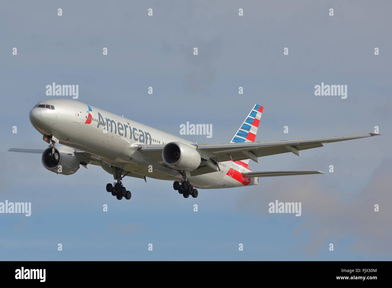 American Airlines Boeing 777-200ER N758un atterrissage à l'aéroport Heathrow de Londres, UK Banque D'Images