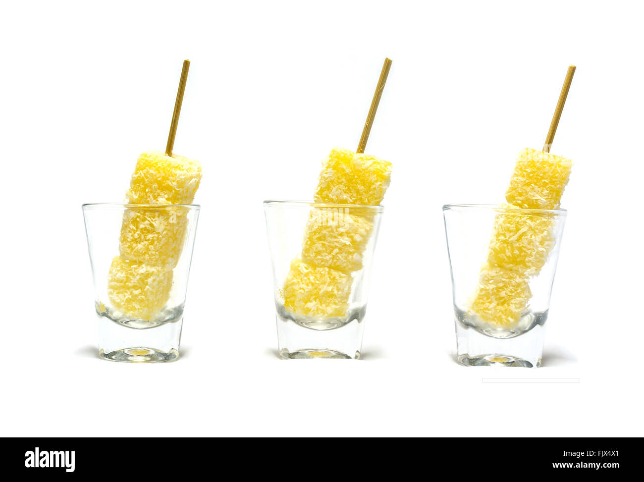 Tapioca vapeur square ball avec fuzz, coco snack traditionnel Thaï brochette en verrerie isolé sur fond blanc Banque D'Images