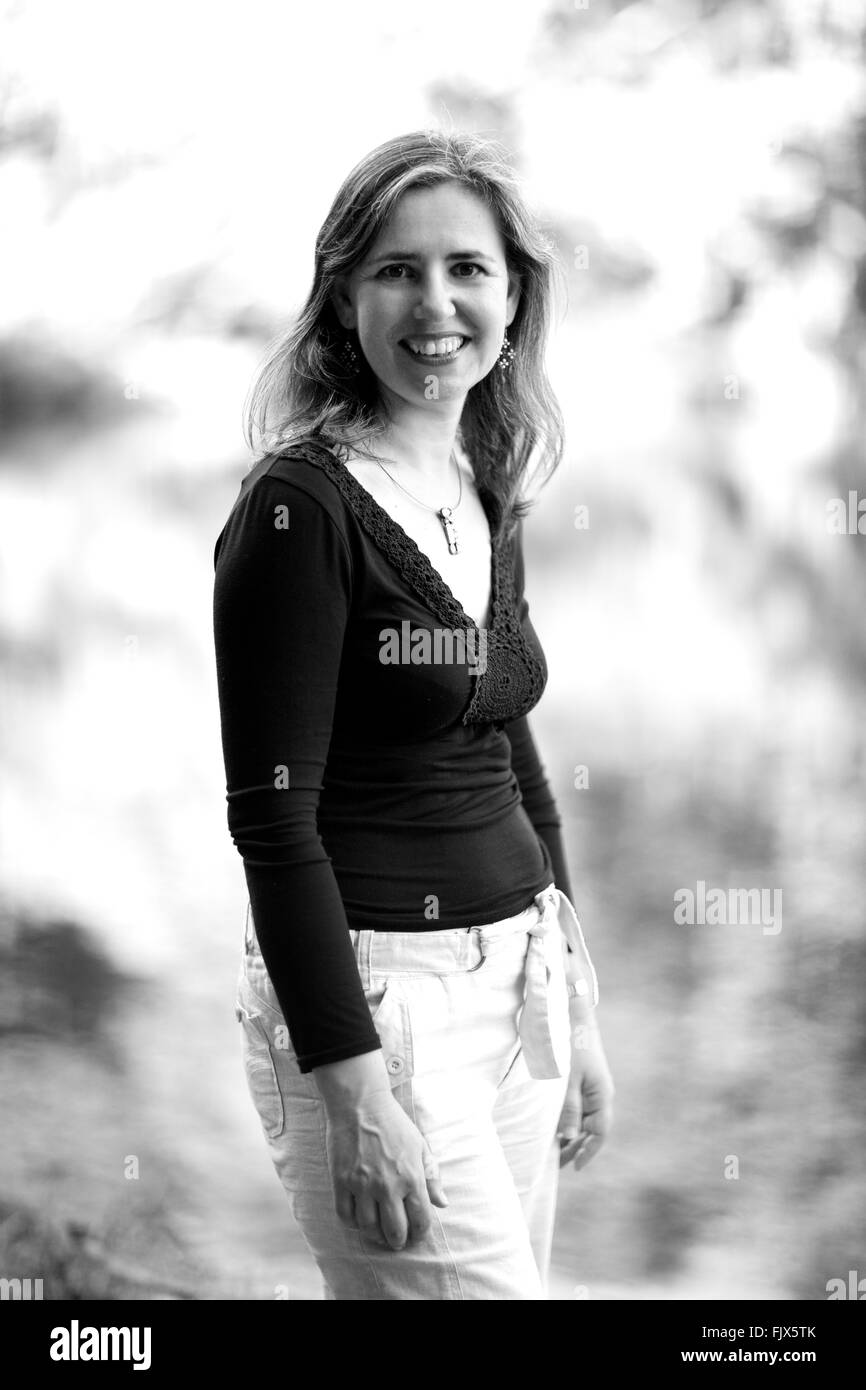 Les femmes dans les bois entouré par la nature Banque D'Images