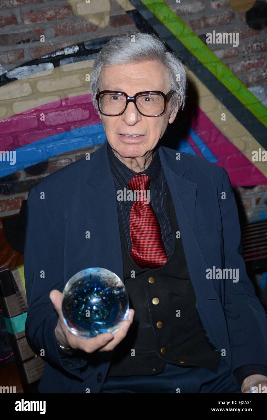 New York, NY, USA. 3e Mar, 2016. L'Amazing Kreskin aux arrivées de l'Amazing Kreskin Lancement de livre pour partie EN TEMPS RÉEL, Troy Liquor Bar, New York, NY 3 mars 2016. Credit : Derek Storm/Everett Collection/Alamy Live News Banque D'Images