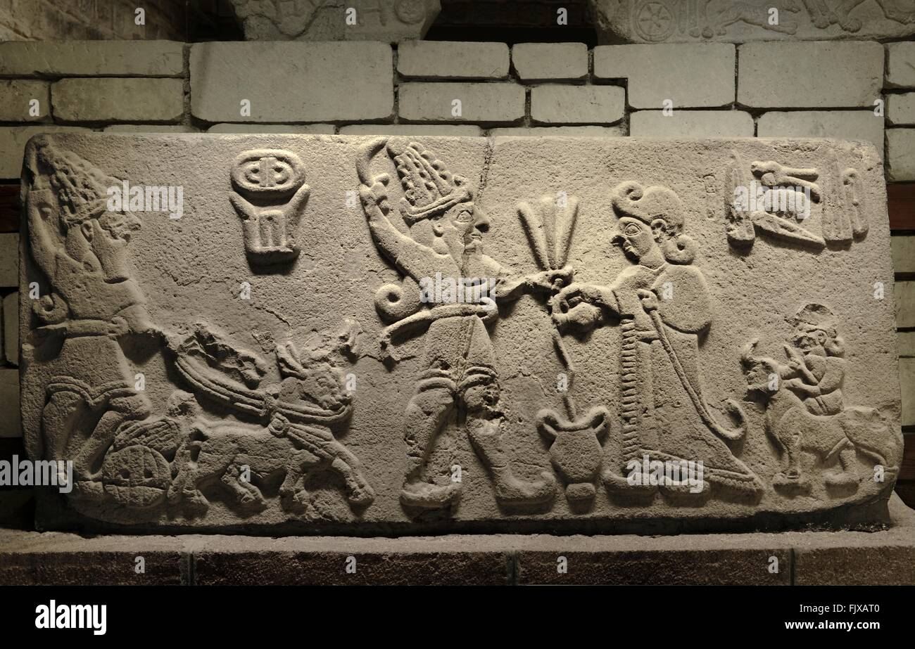 Le roi Sulumeli offrant une libation à Dieu. La sculpture de basalte de secours Aslantepe. Musée des civilisations anatoliennes Ankara Turquie Banque D'Images