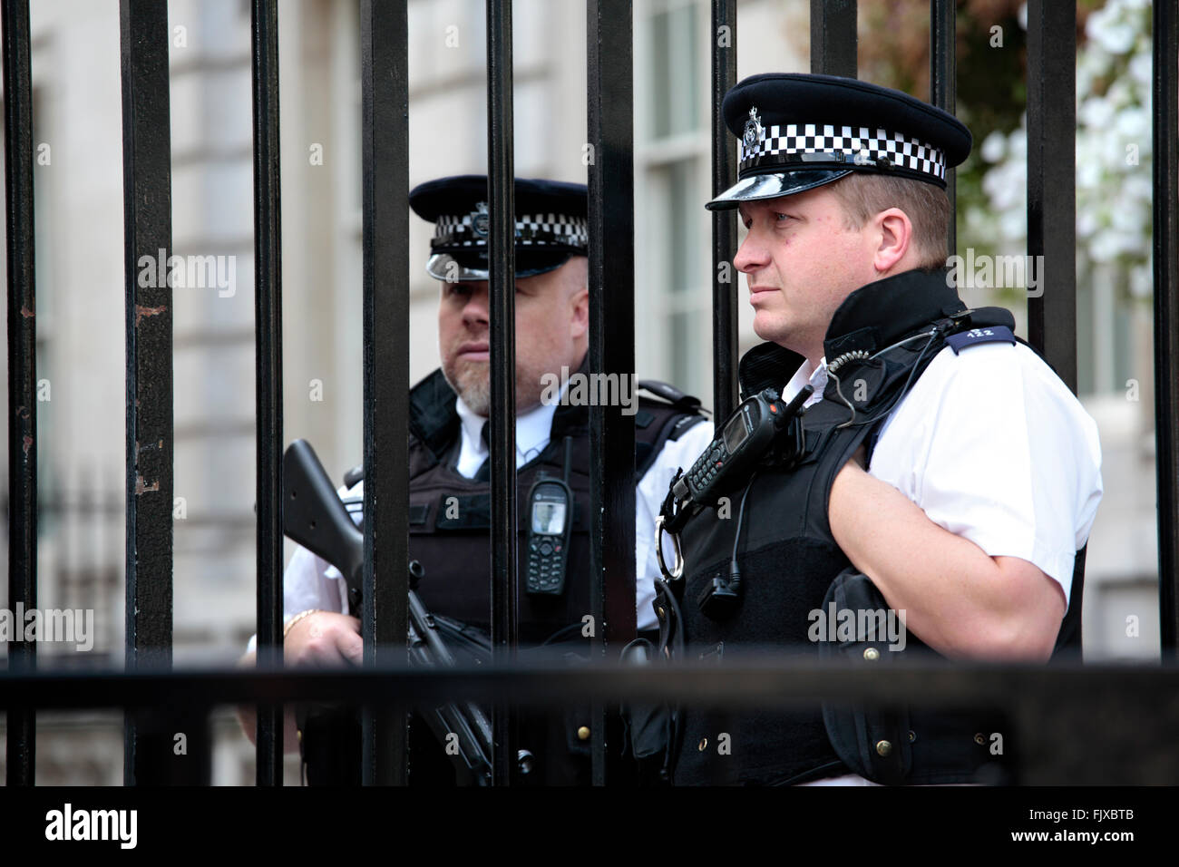 Des forces spéciales britanniques policiers gardant l'entrée de Downing Street, Londres. Banque D'Images