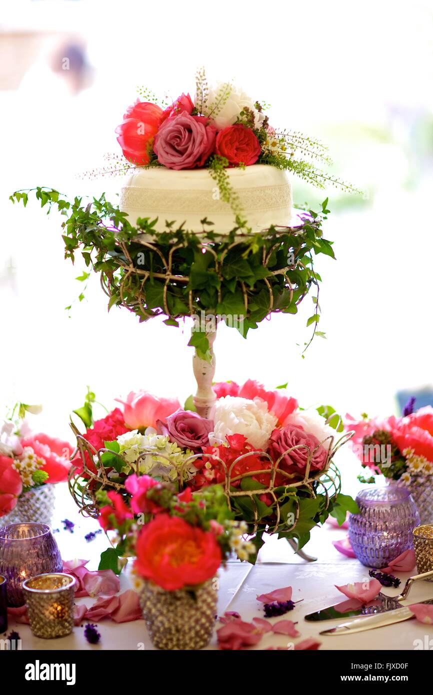 L'événement, mariage, banquet ou une occasion spéciale et fleurs Décoration de table, fil cake stand, mariée, palefrenier, marguerites et roses Banque D'Images
