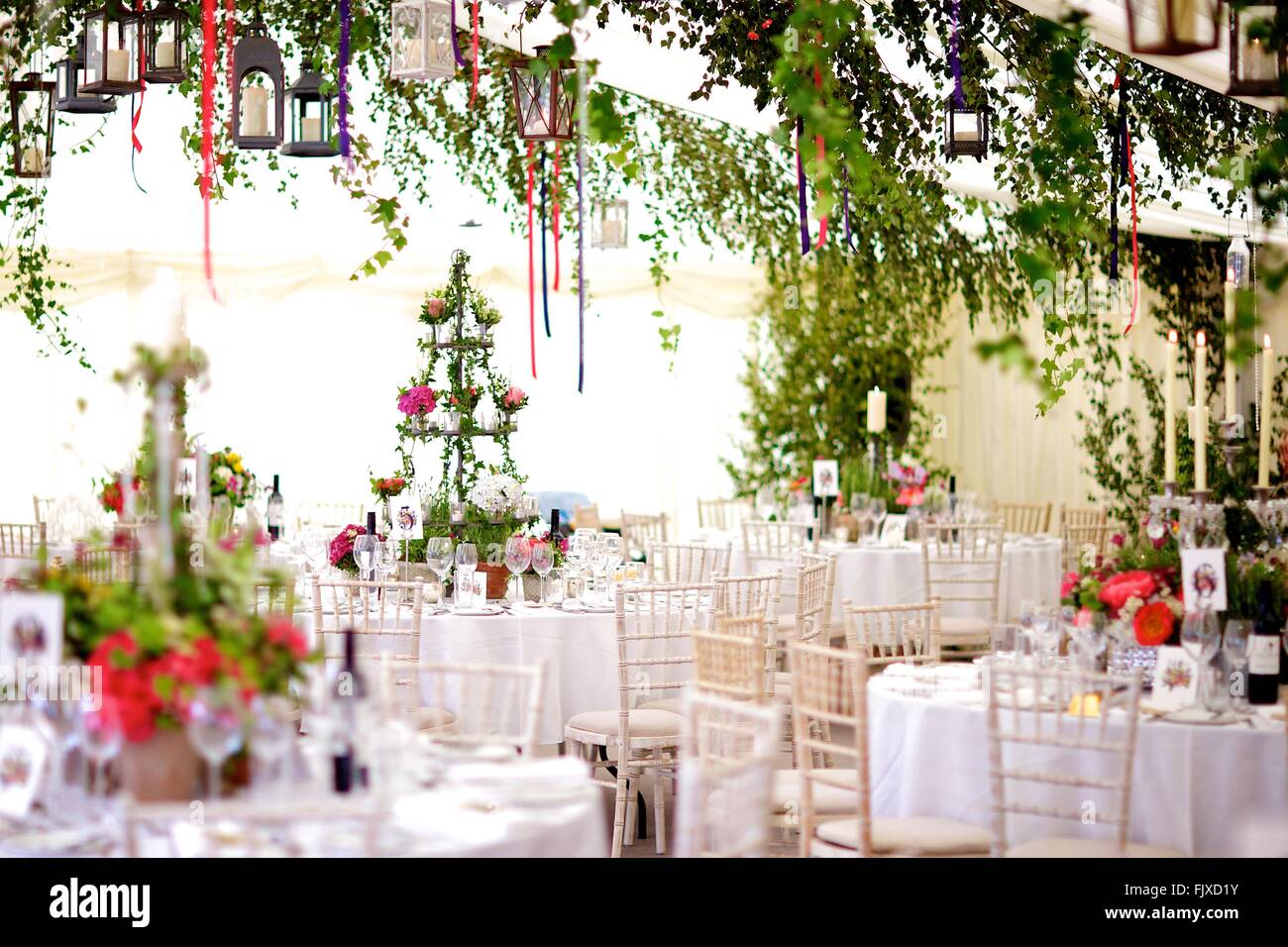L'événement, mariage, banquet ou une occasion spéciale décoration pour la table et de fleurs, mariée, palefrenier, niveau, marguerites et roses Banque D'Images