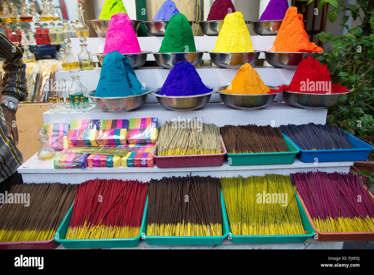 Poudre de couleur et Joss Sticks fort Kochi Kerala Inde Banque D'Images