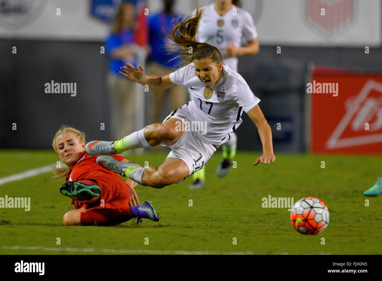 Tampa, Floride, USA. 3e Mar, 2016. Le milieu de terrain nous Tobin Heath (17) est abordé par l'Angleterre defender Alex Greenwood(3) au cours de la Coupe elle croit chez Raymond James Stadium le 3 mars 2016, à Tampa, en Floride. Crédit : Scott A. Miller/ZUMA/Alamy Fil Live News Banque D'Images