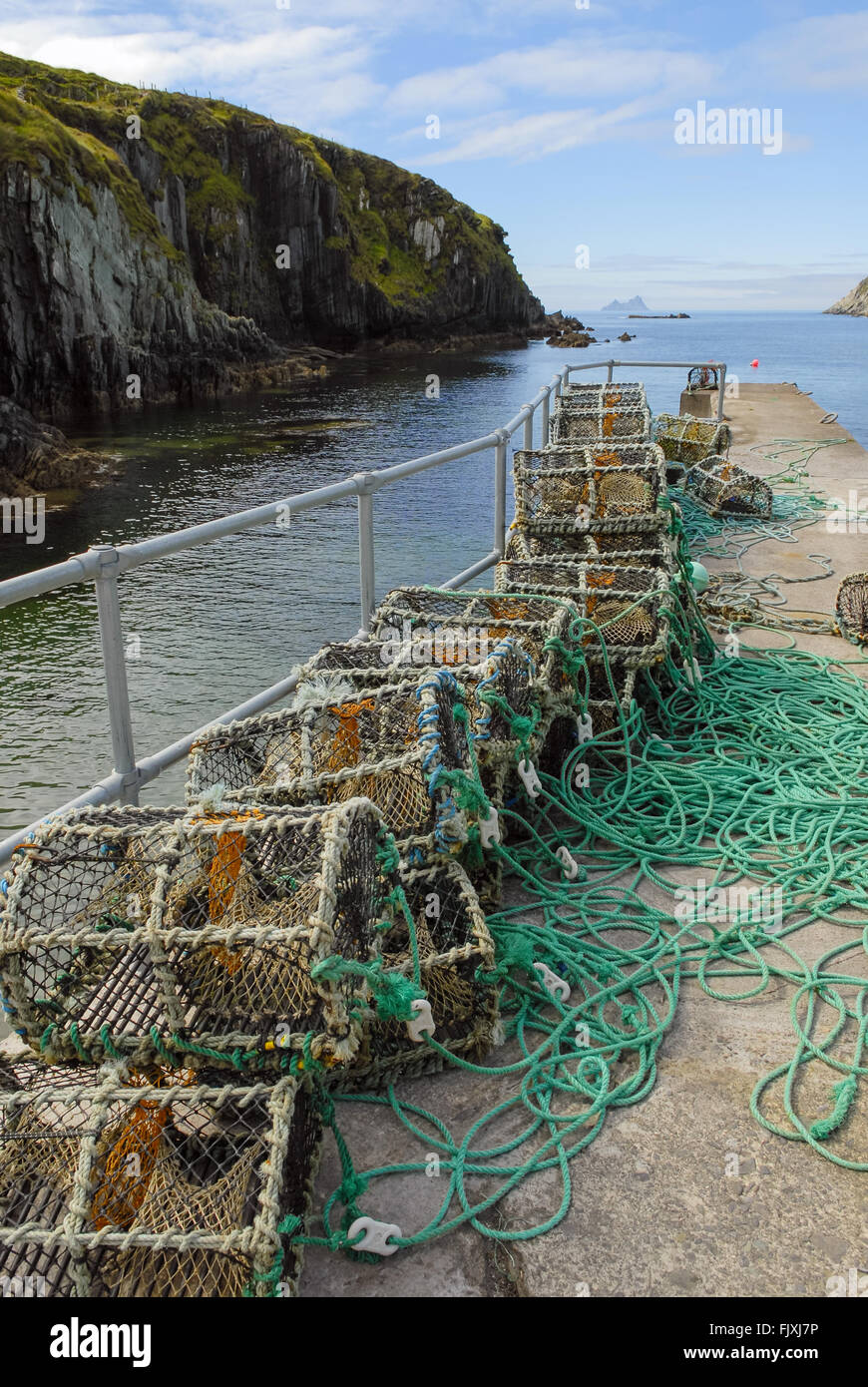 Des paniers de casiers à homards sur une rampe en Irlande Photo Stock -  Alamy