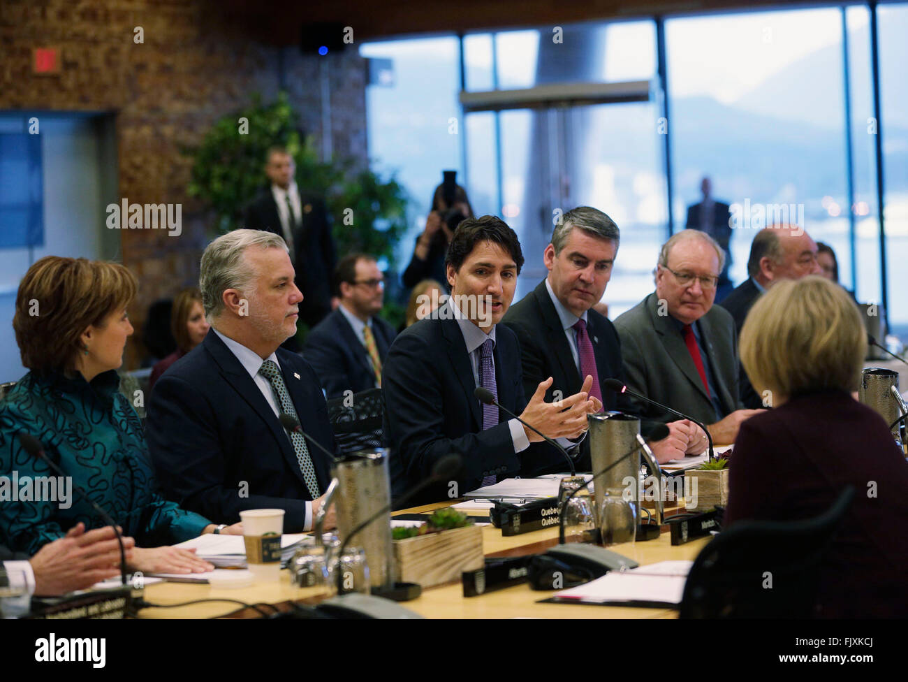 Vancouver. 3e Mar, 2016. Le premier ministre du Canada, Justin Trudeau (3L) s'adresse aux premiers ministres des provinces et des territoires au cours de la réunion des ministres à Vancouver le 3 mars 2016. Justin Trudeau a accueilli la réunion des ministres avec les premiers ministres provinciaux et territoriaux jeudi pour discuter de l'élaboration d'un cadre pancanadien de croître l'économie et les efforts visant à réduire les émissions de carbone. © Liang Sen/Xinhua/Alamy Live News Banque D'Images