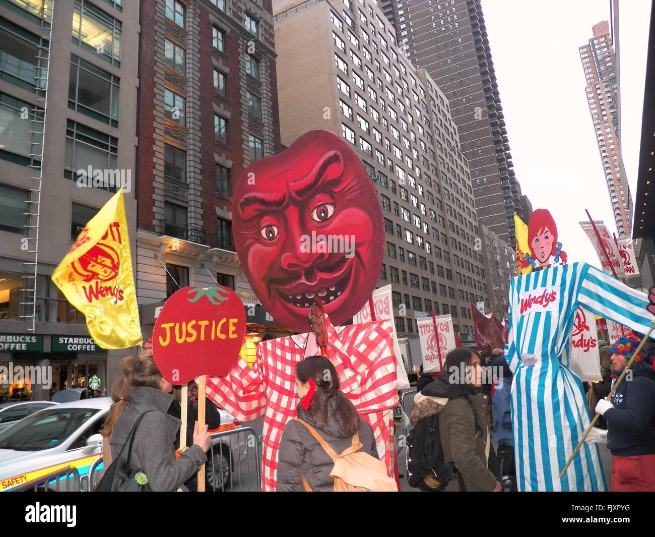 New York, USA. 3 mars, 2016. La voix des travailleurs NYC Rallye et mars au siège de Wendy's Président Nelson Peltz, dans leur lutte pour les travailleurs agricoles et les droits de tous les travailleurs, avec l'alimentation de l'ensemble des alliés juste New York pour lancer cette année, la grande mobilisation, la voix des travailleurs 2016 Crédit : Tournée Mark Apollo/Alamy Live News Banque D'Images