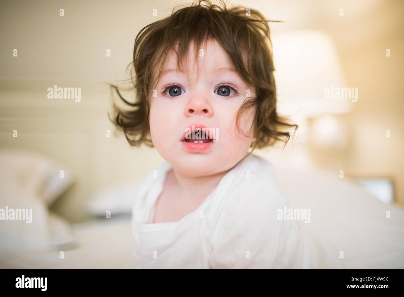 Mignon bébé ouvrir la bouche en face de l'appareil photo Banque D'Images